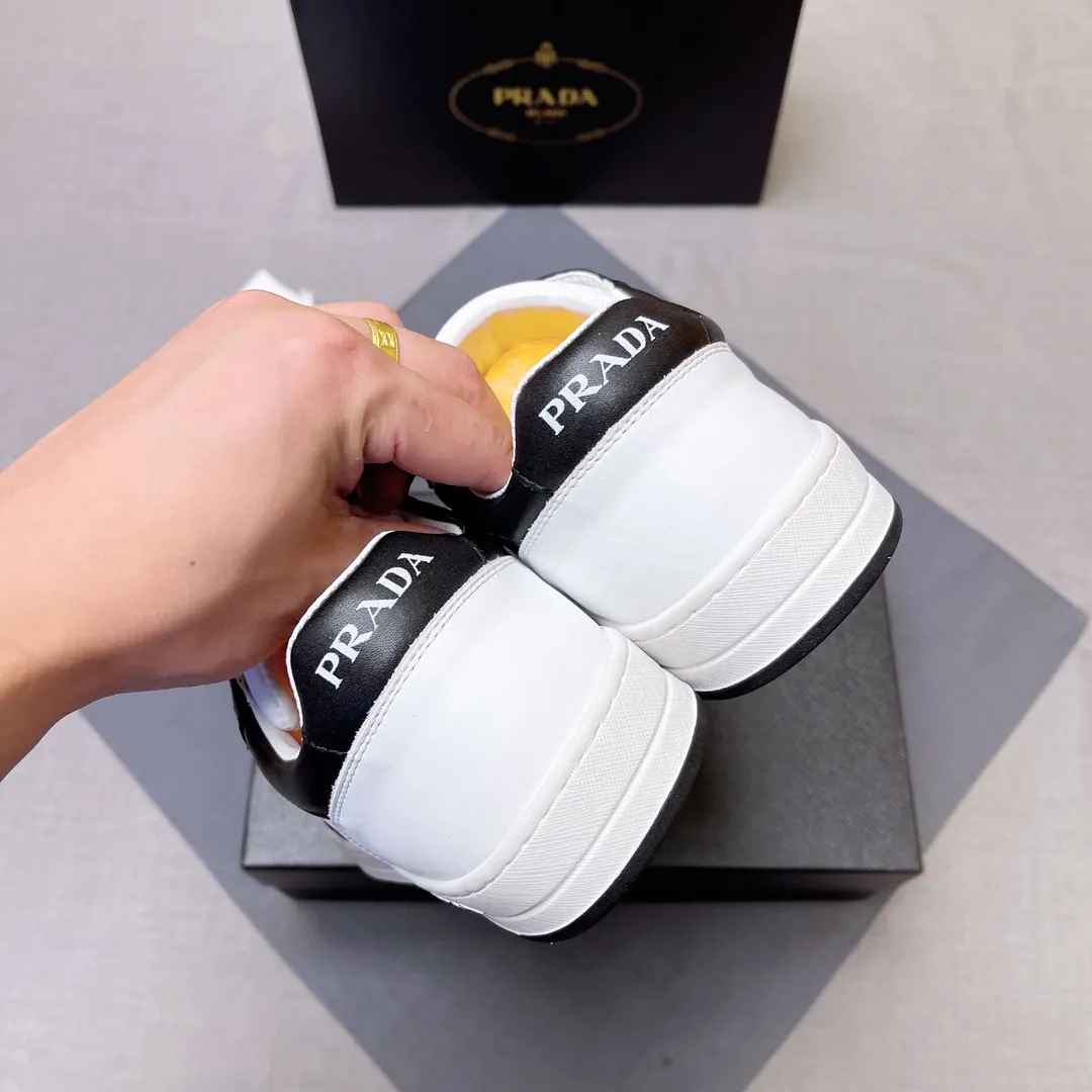 P400 Prada Prada's new men's leather sneakers, the highest version on the market, any comparison is welcome🆚! The original leather has excellent texture and is super high-end! Fetal sheep net lining imported from Italy, removable pad! Luxurious materials and fine workmanship, highly recommended! Code number 38-45 No. 058